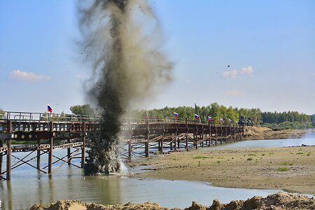 При обрушении моста пострадали двое военных
