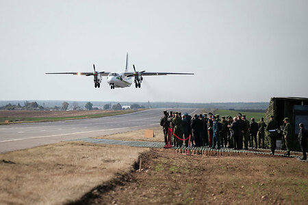 Наши истребители посадили «угнанный» белорусский самолёт
