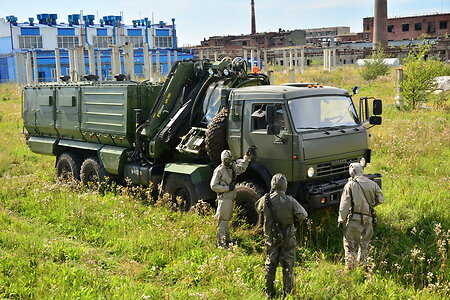 Военные помогли перекачать 16 тонн опасных веществ (видео)