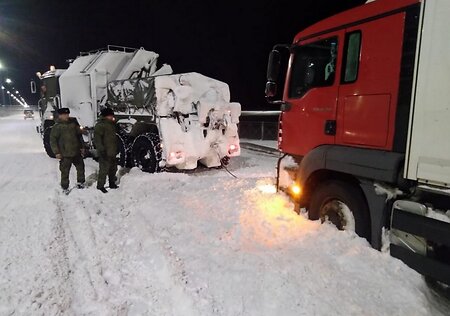 Военные вытащили из снега 30 машин в Крыму