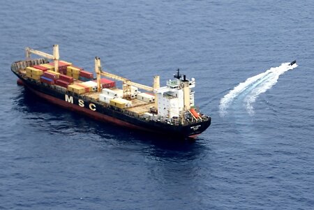 Российские морпехи спасли контейнеровоз от пиратов