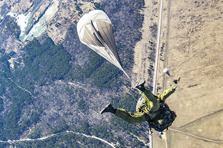 Новейший парашют «Кадет-100» испытывают в России