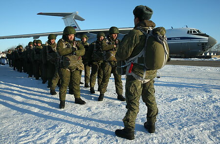 Российские десантники переброшены в Казахстан