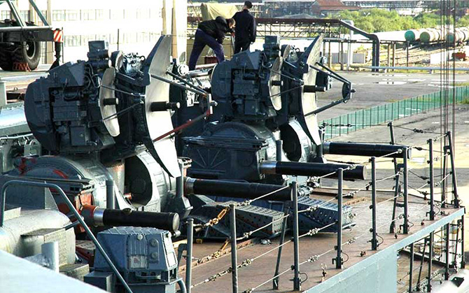 Пара боевых модулей 3С87 ЗРАК 3М87 «Кортик» на ТАКР «Адмирал флота Советского Союза Кузнецов», 2010 год