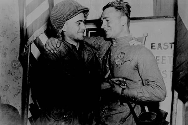 Лейтенанты армий США и СССР В.Робертсон и А.Сильвашко во время встречи на Эльбе. Фото: William E. Poulson 