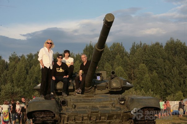 Группа «Пикник» на танке Т-90. Фото: Андрей Луфт/Защищать Россию