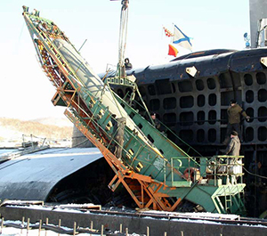 Погрузка ракеты "Гранит" на ПЛАРК пр.949А