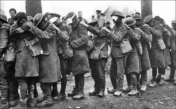 Британские солдаты после газовой атаки
