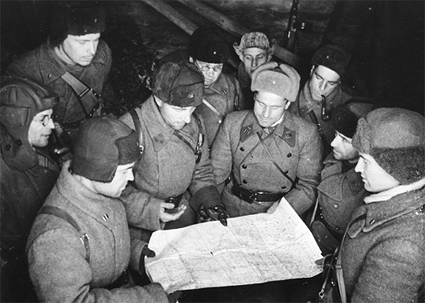 Генерал-майор Катуков с офицерами у карты, зима 1941-1942 гг.