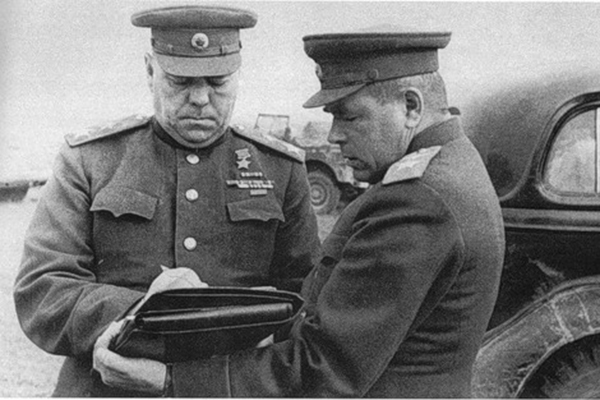 А.М.Василевский и маршал авиации Ф.Я.Фалалеев в ходе Восточнопрусской операции, 1944 год