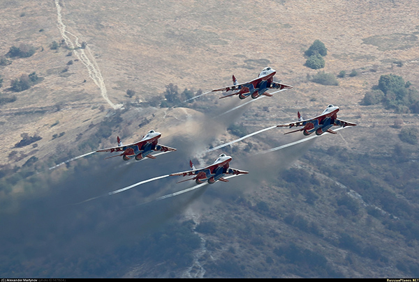 Истребители МиГ-29 и МиГ-29УБ пилотажной группы «Стрижи»