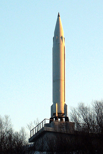 Памятный знак «Ракета» в честь 25-летия Североморска, на постаменте БРПЛ Р-13