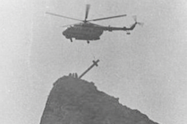 Летчики на Ми-14ПС устанавливают крест на скале Святого Явления