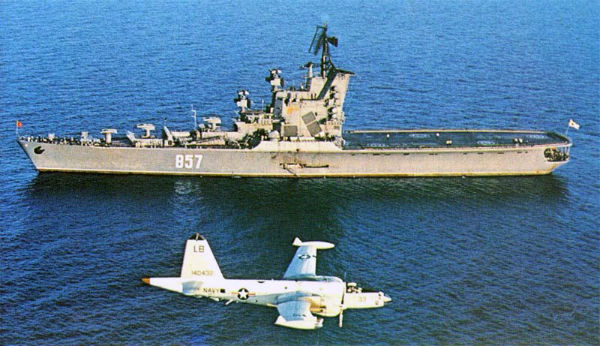 Крейсер «Москва» на боевой службе в Средиземном море в сопровождении патрульного самолета ВМФ США P-2H «Нептун», 1968 год