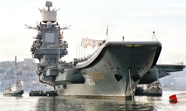 Крейсер «Адмирал флота Советского Союза Кузнецов» на стоянке в Североморске