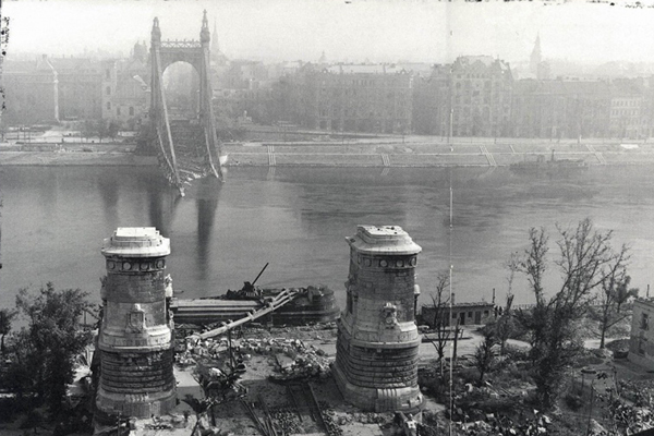 Вид на взорванный немецкими войсками мост Эржебет