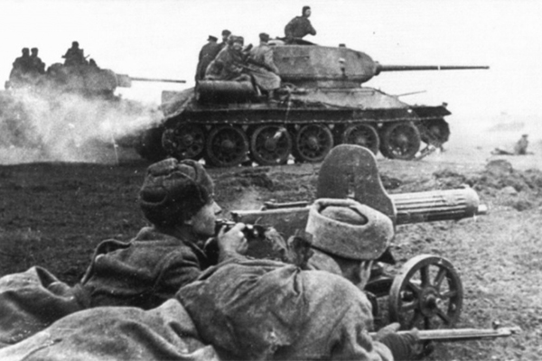 Подразделения танков и расчет 7,62-мм станкового пулемета «Максим» 2-го Украинского фронта на подступах к Будапешту