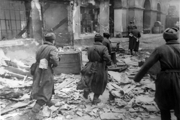 Советская штурмовая группа лейтенанта Брынина в уличном бою в Будапеште