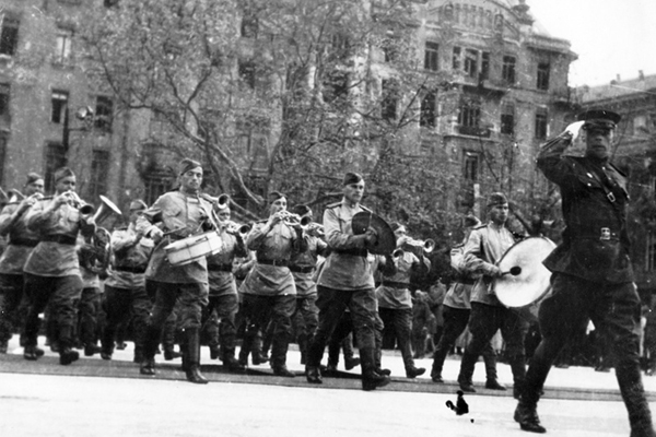 Советский военный оркестр проходит маршем в освобожденном Будапеште