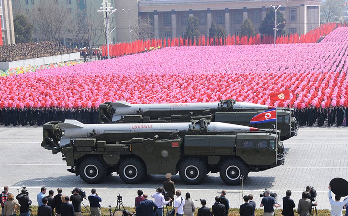 Ракета Hwasong-5 на СПУ типа 9П117М SCUD-B на параде в Пхеньяне, 15 апреля 2012 года