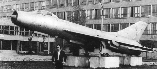 Су-7, установленный на постамент перед корпусом Харьковского авиационного института