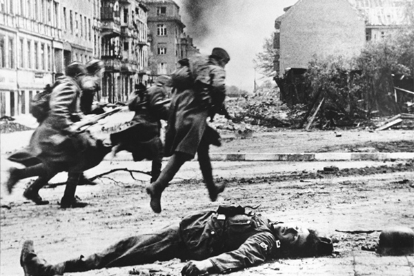 Берлин. Советские солдаты бегут к новой позиции
