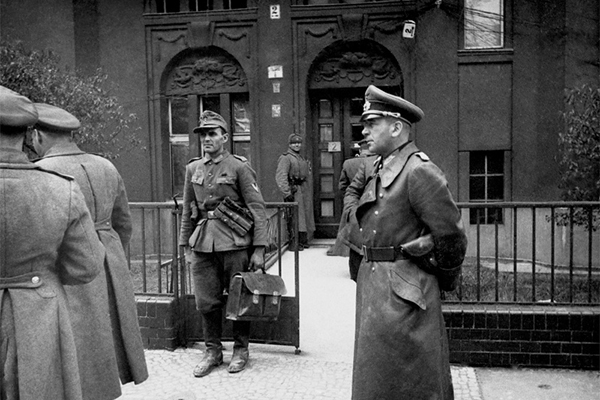 Генерал-лейтенант Ганс Кребс у штаба советских войск в Берлине