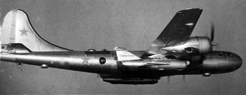 Самолет-аналог «К» под крылом Ту-4