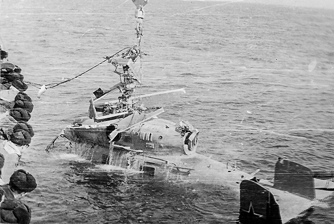 БС-486 участвует в подъеме вертолета, упавшего с борта крейсера «Адмирал Сенявин», 1978 год