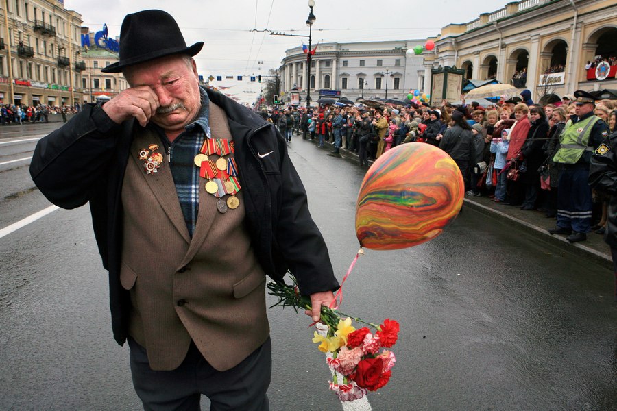 Плачущий ветеран войны фото