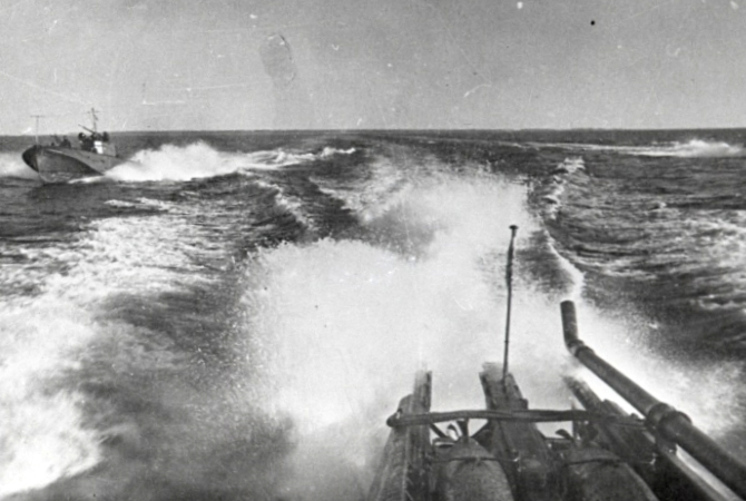 Советские торпедные катера выполняют боевую задачу